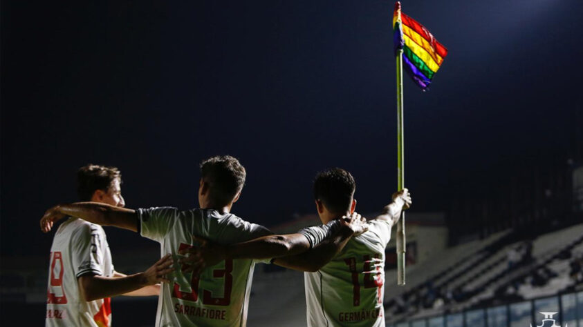 Com gols de Germán Cano e Leo Matos, o Vasco conseguiu uma vitória suada sobre o Brusque por 2 a 1, neste domingo, em São Januário, pela 7ª rodada da Série B do Brasileirão. A vitória levou o Cruz-Maltino ao sexto lugar, com 10 pontos. Autor de um dos gols, o artilheiro argentino foi o destaque do time na partida. (Por Leonardo Sanfilippo)