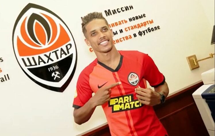 FECHADO - O Shakhtar Donetsk anunciou oficialmente a contratação do meia-atacante Pedrinho, ex-Benfica, que foi revelado pelo Corinthians. O jogador brasileiro de 23 anos assinou contrato com a equipe ucraniana por cinco temporadas, até junho de 2026.