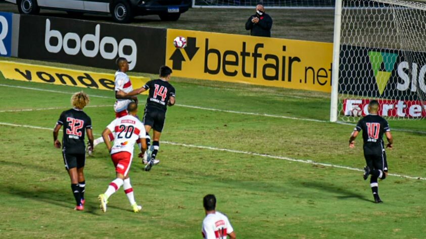 CRB - Sobe: o clube dominou o primeiro tempo e executou bem a movimentação em campo / Desce: Apesar das finalizações em sequência no início do segundo tempo, time esfriou e sistema defensivo abriu espaço para goleada do Vasco.