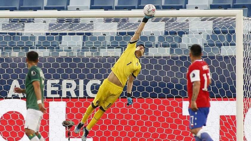 Carlos Lampe - Goleiro - Bolívia - 34 anos - Time: Always Ready - Contrato até: 31/12/2021 - Valor de mercado segundo o site Transfermarkt: 450 mil de euros (aproximadamente R$ 2,63 milhões) - Fase: O arqueiro fez boas partidas contra o Internacional na Libertadores, mas diante do Chile na Copa América, apesar da derrota por 1 a 0, ele foi um herói, fazendo diversas defesas difíceis.