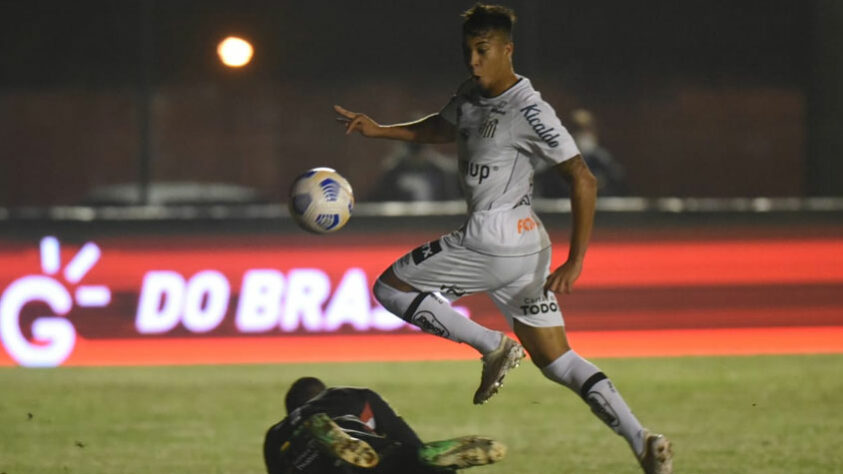 FECHADO - O Santos acertou na tarde deste sábado (31) a venda do atacante Kaio Jorge para a Juventus, da Itália. O clube irá receber 3 milhões de euros (cerca de R$ 18,5 milhões) em duas parcelas.