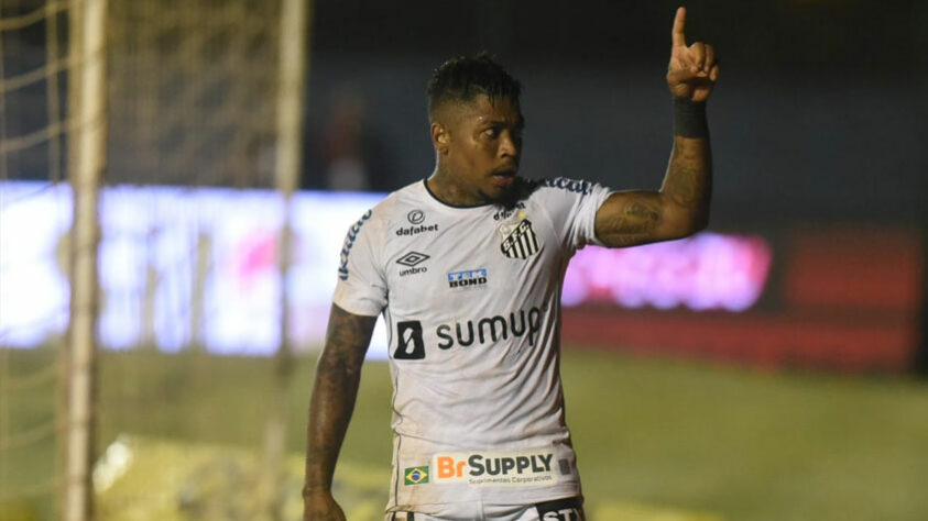 NO RADAR - Marinho tem futuro incerto. O jogador está priorizando o mercado externo, mas, em caso de não ofertas, pode pintar no Internacional. A direção já ouviu que o atacante não ficará no Santos, pretendendo oferecer jogadores para complementar o negócio, bem como a ida em definitivo de Marcos Guilherme ao Peixe e o perdão de uma dívida de R$4,9 milhões, referente à ida de Sasha para o clube alvinegro.