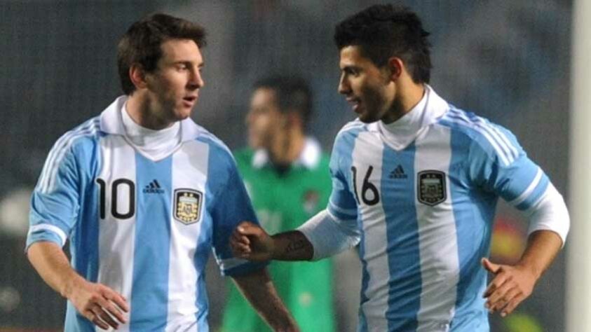 Copa América da Argentina - 2011: sob nova direção e a pressão de vencer a Copa América em seus país, Messi já era apontado como o novo líder da Seleção. Na fase de grupos, a Argentina passou em segundo lugar, atrás da Colômbia. O rendimento abaixo do esperado e as críticas ao camisa 10 renderam uma eliminação nas quartas de final, contra o Uruguai.