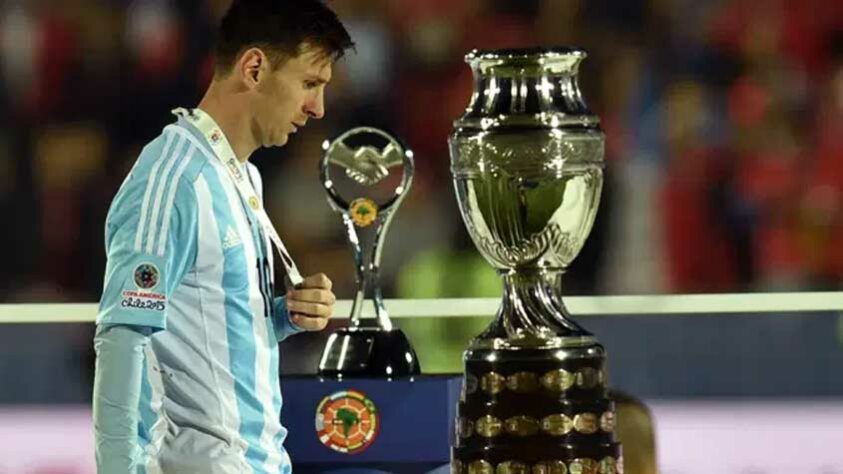 Copa América do Chile - 2015: um ano depois do fracasso na Copa do Mundo, mais um baque para Messi e a Argentina. A Albiceleste chegou à final, mas perdeu nas penalidades para os anfitriões chilenos. Na disputa, apenas Messi converteu sua cobrança no lado argentino.