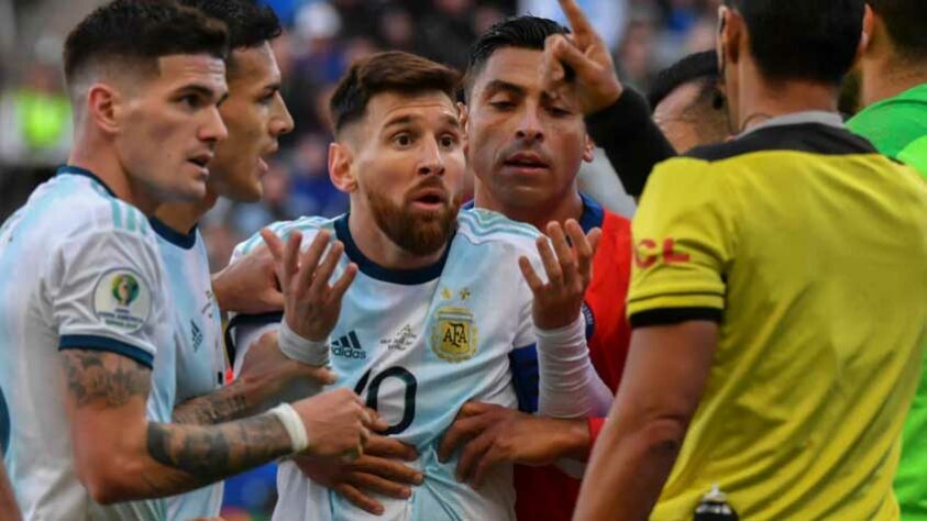 Copa América do Brasil - 2019: irritado com a falta de apoio e as polêmicas envolvendo a Federação Argentina de Futebol, Messi se afastou por período indeterminado da Seleção, mas retornou pouco antes da Copa América. No torneio disputado no Brasil, Messi não foi bem, marcando apenas um gol, e a Albiceleste caiu para a Seleção Brasileira por 2 a 0 nas semifinais.