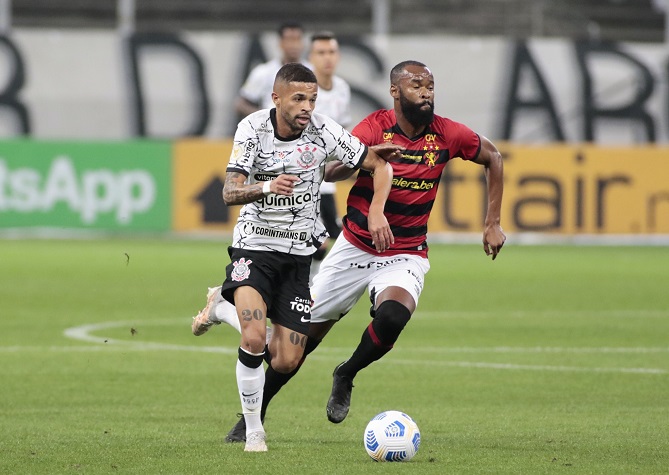 Sport - Fragilidade imensa na defesa durante quase todo o primeiro tempo, principalmente pelo lado esquerdo. Não é possível um defeito tão grande no futebol profissional. Ataque melhorou quando o Corinthians recuou e Patric entrou pelo lado direito. Atuação do time facilitou a vitória do adversário.