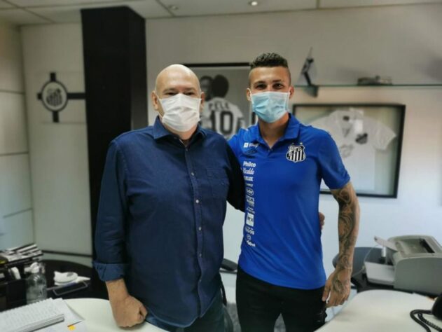 ESQUENTOU - Danilo Boza tem de 23 anos e chegou no Santos santista em junho deste ano por empréstimo do Mirassol. Com contrato vencendo no final de dezembro, o Santos tem direito a exercer a opção de compra por mais quatro anos. "Não iniciei nenhuma conversa, mas a expectativa é permanecer no Santos. Trabalhei muito para chegar num clube grande como o Santos e estou muito feliz aqui."