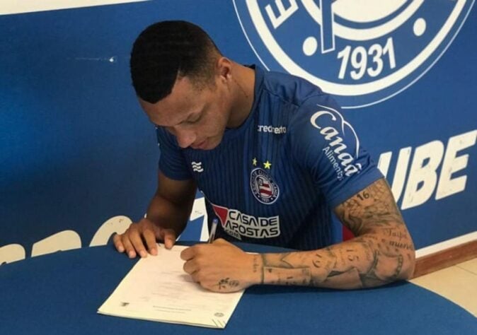 FECHADO - O jovem lateral-esquerdo Dudu assinou contrato em regime de empréstimo com a equipe do Bahia na tarde desta segunda-feira (21). O atleta tem contrato com o Tricolor de Aço até junho de 2022 e chega por empréstimo do Confiança.