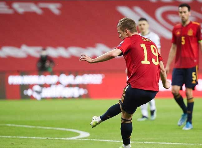 ESQUENTOU - Em alta no RB Leipzig, Dani Olmo segue atraindo olhares do Barcelona e o clube espanhol pode buscar fazer uma oferta na próxima janela para contar com o meia, de acordo com Matte Moretto..