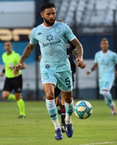 Eugenio Mena - Lateral-esquerdo - Chile - 32 anos - Time: Racing - Contrato até: 30/06/2021 - Valor de mercado segundo o site Transfermarkt: 1,8 milhões de euros (aproximadamente R$ 10,54 milhões) - Fase: Sua experiência vem se tornando útil tanto para o Racing quanto para a seleção chilena.