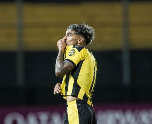 FECHADO - Revelado no Peñarol, Facundo Torres é uma das apostas do Carbonero dentro das quatro linhas para faturar títulos e fora dela para encher o caixa de dinheiro. Com apenas 21 anos, o uruguaio mostra um futebol de gente grande e tem despertado a cobiça na janela de transferências da Europa.  Ciente que o atleta é muito valioso no mercado, o Peñarol entrou em negociação com o staff de Facundo e negociou um novo salário.  De acordo com os números divulgados pelo próprio clube, agora, a multa rescisória de Facundo Torres está na casa dos USD 20 milhões. Inicialmente, o valor era USD 14,5 milhões.