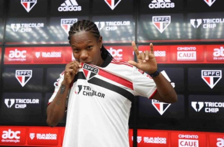 FECHADO - A volante Formiga, de 43 anos, foi apresentada nesta terça-feira (22) como a nova jogadora do São Paulo para a sequência da temporada do futebol feminino. A nova camisa oito do clube assinou contrato até o final de 2022. 