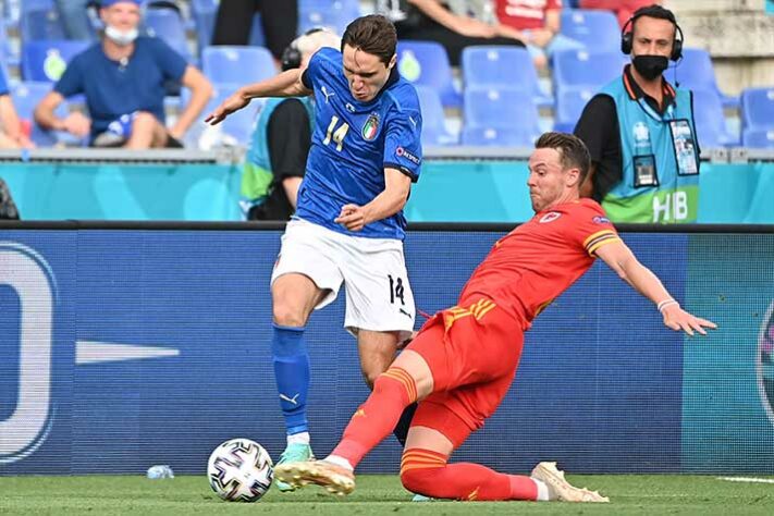 ESQUENTOU - Titular da Itália na Eurocopa, o atacante Federico Chiesa é alvo do Bayern de Munique. De acordo com a imprensa germânica, o novo técnico do clube alemão, Julian Nagelsmann, pediu a contratação do jogador da Juventus para a temporada 2021/22. Apesar do interesse alemão, a Juve não tem interesse em se desfazer do atleta. De acordo com o jornal "Tuttosport", a Velha Senhora considera Chiesa como "intransferível".