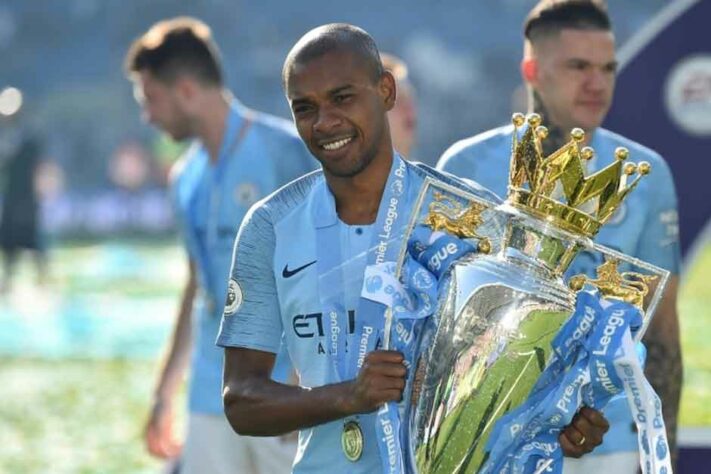 FERNANDINHO: o jogador foi campeão inglês com o Manchester City na última temporada europeia e segue na equipe de Guardiola.
