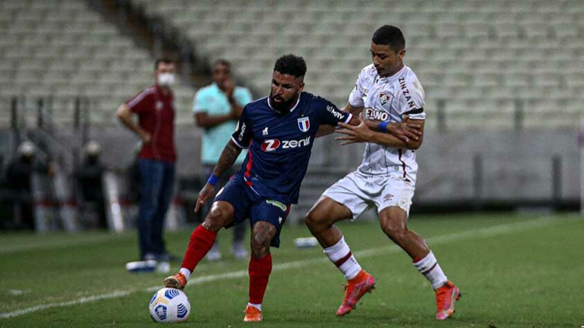 Fortaleza - Sobe: Marcou corretamente e inverteu jogadas. No primeiro tempo, explorou as falhas do Fluminense à direita e finalizou algumas vezes. / Desce: Não conseguiu ser reativo à pressão tricolor do início do segundo tempo e ficou apagado durante boa parte dos 45 minutos finais.