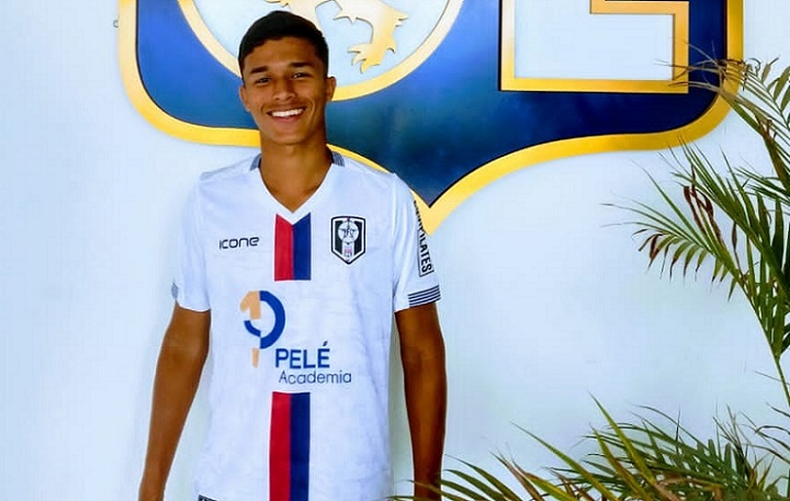 ESQUENTOU - O zagueiro Gabriel Peixoto chamou a atenção do Lyon e passará por um período treinando na França com a equipe de Juninho Pernambucano. A ida do atleta até a Europa faz parte da parceria do Resende, seu clube, com a equipe francesa. Cercado de expectativa, o defensor já atua em categorias superiores à sua idade e há um anos já compõe o time sub-20 do Gigante do Vale. Gabriel Peixoto não escondeu a felicidade de poder trabalhar no Lyon e trata com tranquilidade cada passo do seu processo de formação.  Gabriel é um dos primeiros prodígios que aparecem na parceria entre o Resende, o Lyon e a Pelé Academy, que visa implementar a metodologia da equipe francesa no Gigante do Vale.