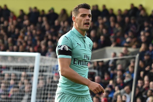 ESQUENTOU - Xhaka pode estar de saída do Arsenal. A imprensa suíça afirma que o meia comunicou ao técnico Mikel Arteta sua decisão de deixar a equipe ao fim da temporada. Segundo o "The Sun" e o jornalista "Fabrizio Romano", o Bayer Leverkusen é o destino provável. O clube alemão tem intenção de pagar 15 milhões de euros (R$ 80,5 milhões) e assinar com o suíço até 2027.