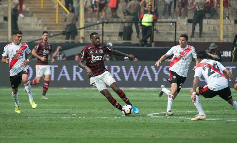 Gerson contra o River Plate, em Lima, na decisão da Libertadores de 2019.