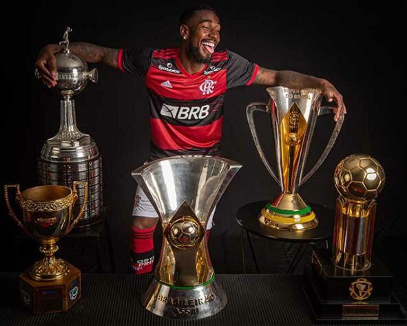 Gerson e alguns dos troféus conquistados pelo Flamengo: foram oito títulos em dois anos.