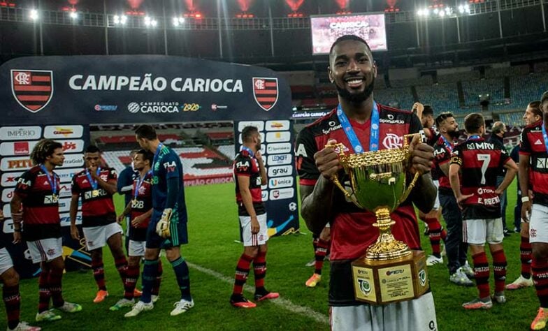 Gerson e o troféu do título do Campeonato Carioca de 2021.