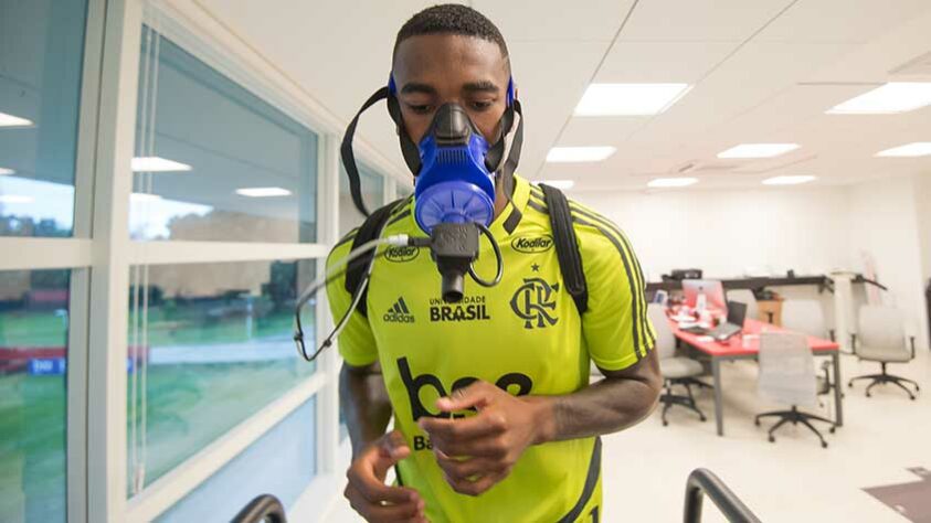 Gerson realizando exames no CT do Ninho do Urubu.