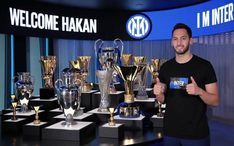 FECHADO - Agora é oficial: o meia-atacante Hakan Çalhanoglu é o novo reforço da Inter de Milão. O jogador turco de 27 anos, que atuava pelo rival Milan até o fim da última temporada, deixou o clube rubro-negro ao final de seu contrato e assinou por três anos com o atual campeão italiano.