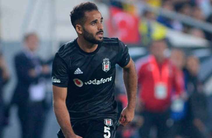 Douglas (Besiktas - lateral-direito - 31 anos) 