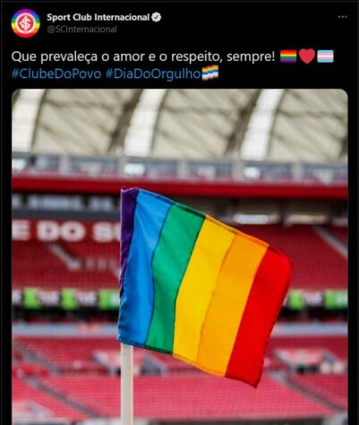 O Internacional também preparou uma homenagem à data dentro de campo, substituindo as bandeiras de escanteio do Beira Rio, casa do Colorado, por bandeiras LGBTQIA+. Em suas redes sociais, o clube pediu para que o amor e o respeito prevalecerem.