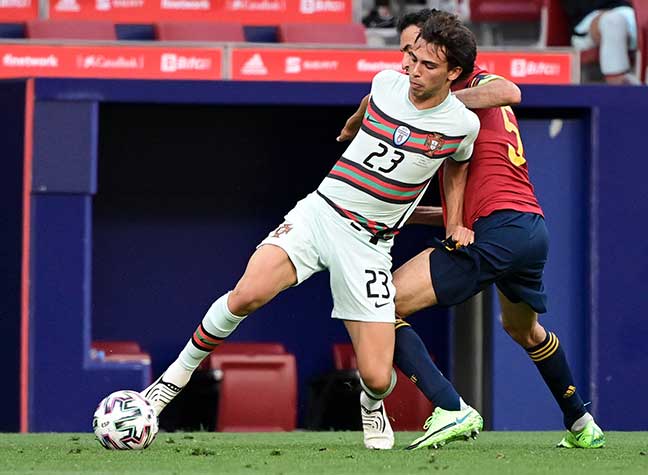 Após fazer uma temporada irregular pelo Atlético de Madrid, que foi o grande campeão espanhol, João Félix busca, na Seleção Portuguesa, achar novamente o futebol que o colocou como uma grande estrela em potencial. O jovem atacante foi vencedor da Liga das Nações com Portugal em 2019.