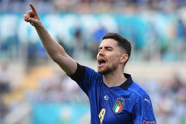 Jorginho: formado desde a base no Hellas Verona, da Itália, ficando no país até ser contratado pelo Chelsea, o meia preferiu defender as cores da Azzurra após se adapta totalmente ao país.