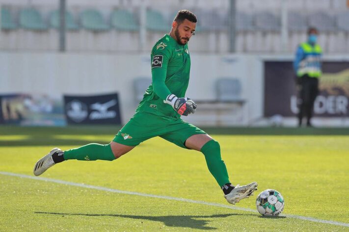 ESQUENTOU - O goleiro Kewin, de 26 anos, está sendo monitorado por cinco clubes, sendo dois do Brasileirão, dois da Série B e um da Liga NOS, podendo dar sequência no futebol português, já que percente ao Moreirense.