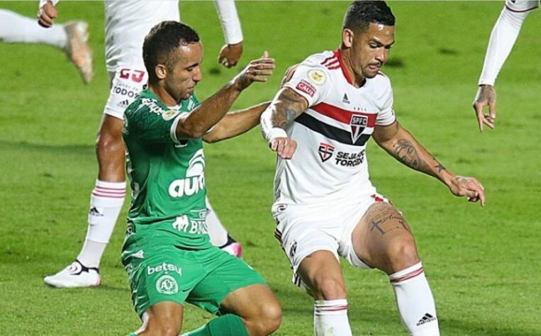 Nesta quarta-feira (16), o São Paulo recebeu a Chapecoense no Morumbi, pela quarta rodada do Brasileirão. Com uma escalação muito ofensiva e um começo muito dominante, com inclusive um gol, os planos de Hernán Crespo foram por água abaixo com a expulsão de Rodrigo Nestor. No segundo tempo, o time não resistiu à pressão da Chape e tomou o gol de empate. Veja as atuações individuais do São Paulo e os destaques da Chapecoense.