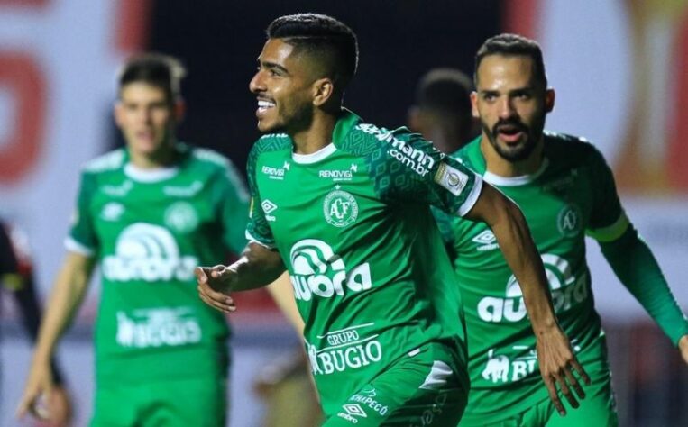 CHAPECOENSE - Sobe - Bom uso da vantagem numérica: Quando Nestor foi expulso e a equipe catarinense ficou com um a mais, a Chape utilizou muito bem a vantagem para reverter o domínio da partida e chegar ao empate. / Desce - Dificuldade de atacar no 11 contra 11: Antes da expulsão, a Chapecoense quase não fez nada no jogo, sofrendo pressão do São Paulo e não criando no ataque.