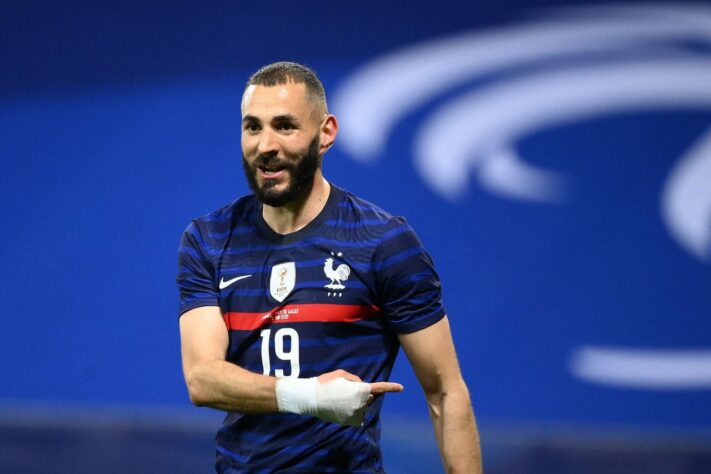 FORA DA COPA - Karim Benzema - seleção francesa - O melhor jogador do mundo sofreu uma ruptura muscular na coxa esquerda e foi cortado pelo treinador Didier Deschamps. O atacante até participou da atividade com bola deste sábado, ao lado de Mbappe, Griezmann e Giroud, mas após exames realizados durante a noite, foi diagnosticada a lesão que o tirou do torneio.