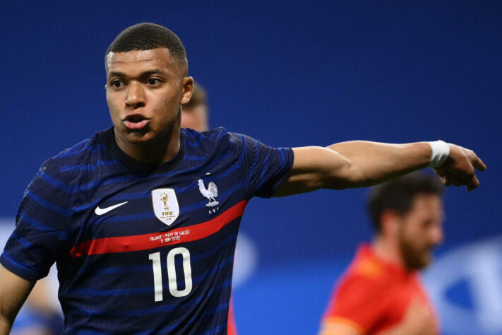 França: Kylian Mbappé (Paris Saint-Germain). Temporada 2020/21: 56 jogos e 46 gols.