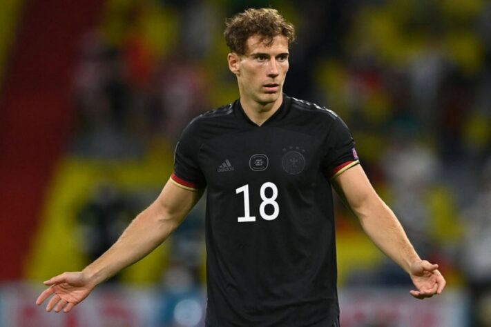 ESQUENTOU - Com contrato até junho de 2022 com o Bayern de Munique, o meio-campista Leon Goretzka está perto de renovar seu vínculo com o clube bávaro. De acordo com informações da imprensa germânica, o novo acordo do atleta será por mais quatro temporadas. Segundo a revista "Kicker", Goretzka deverá assinar o novo vínculo nas próximas semanas, após o diretor esportivo do clube alemão, Hasan Salihamidzic, ter finalizado as negociações. O jogador de 26 anos está na equipe vermelha desde 2018, onde entrou em campo 117 vezes.