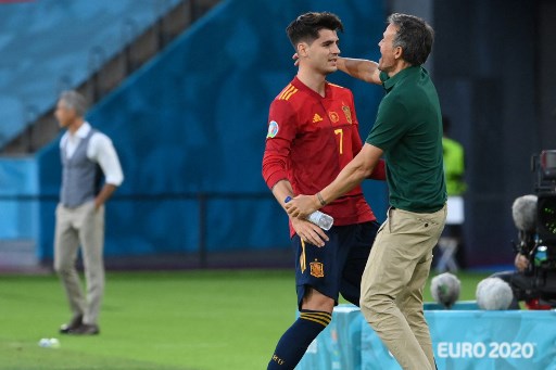 ESQUENTOU - Luis Enrique balança no cargo da seleção espanhola após dois empates em sequência na Eurocopa, segundo o "As". O jornal ouviu dois membros da Federação presidida por Luis Rubiales e as sensações sobre o comandante não são nada boas. A desconexão dos fãs de futebol com a La Roja é a principal preocupação e não somente pelos maus resultados. O fato dos torcedores não serem escutados, como quando Iago Aspas não foi convocado para a disputa do torneio, o fato de Marcos Llorente estar atuando na lateral direita e fora de sua posição e o pedido para que Gerard Moreno pise mais na área incomodam.