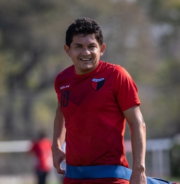 ESQUENTOU - O principal nome do futebol argentino ao longo do primeiro semestre, Pulga Rodríguez vive uma situação diferente na carreira e acompanha de perto as especulações sobre o seu futuro. Aos 36 anos, o meio-campista não topou a proposta do Colón. Nem mesmo a empolgação pelo título nacional e a vaga na Libertadores deram ao atleta a paz de continuar no time de Santa Fe.