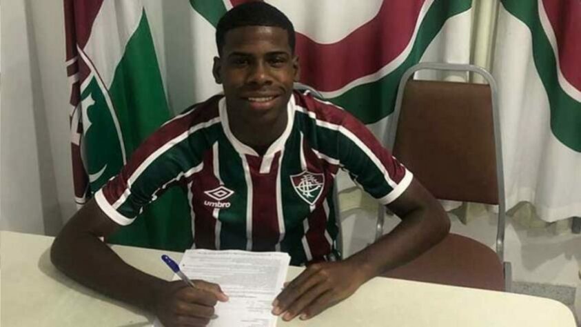 FECHADO - O Fluminense sub-20 conta com um novo reforço no meio de campo. Na última quarta-feira, Xerém anunciou a contratação de Marcos Joaquim, conhecido como Matu, de 19 anos. O atleta, que já atuou na base do Vasco e Internacional, estava no Macaé e chamou a atenção do Tricolor após se destacar em partida contra os Moleques de Xerém. 