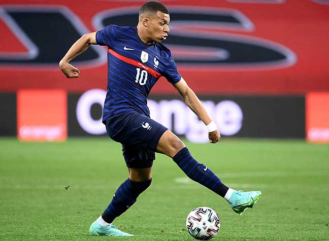 ESQUENTOU - As relações entre Mbappé e Paris Saint-Germain passam por um momento conturbado, segundo o jornalista Jano Resseguié, da "RMC". As informações apontam que o entorno do jogador possui muitas divergências com as ações de Leonardo, diretor esportivo do clube. Apesar dos esforços em montar uma equipe competitiva, Mbappé segue sendo dono do seu destino e, neste momento, está disposto a deixar o clube francês em 2022 sem custos. E o caminho será longo no próximo ano em busca de uma renovação.