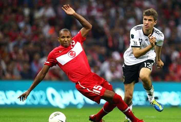 Mehmet Aurélio (Turquia) - Mehmet Aurélio foi mais um representante do Brasil na Eurocopa de 2008. Das categorias de base do Flamengo, ele jogou por Bangu e Olaria antes de ir para o futebol turco. Ele se naturalizou e defendeu a Turquia naquela edição. 