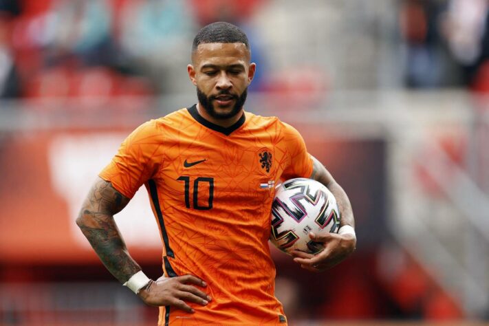 ESQUENTOU - Principal nome da seleção holandesa na Eurocopa, o atacante Memphis Depay sinalizou que está perto de acertar com o Barcelona para a próxima temporada. Em entrevista coletiva nesta quarta-feira, o jogador de 27 anos, que está em término de contrato com o Lyon, admitiu as negociações, mas não deu detalhes.