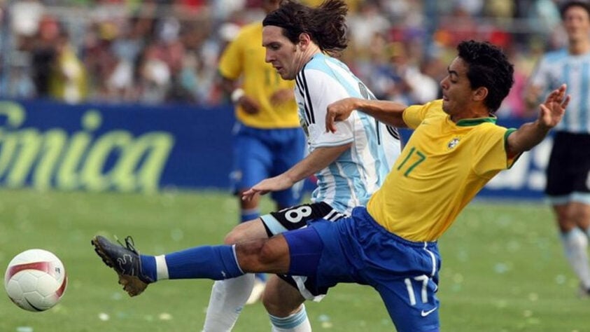 Copa América da Venezuela - 2007: Messi passou em branco na fase de grupos da Copa América disputada na Venezuela. Ele fez seu primeiro gol na competição na goleada de 4 a 0 contra o Peru, nas quartas de final. No entanto, a Albiceleste foi goleada pelo Brasil na final, por 3 a 0.