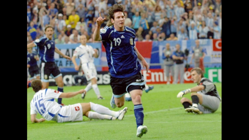 Copa do Mundo da Alemanha - 2006: Messi vinha ganhando cada vez mais protagonismo no Barcelona e, dessa forma, José Pekerman, então técnico da Seleção Argentina, convocou Lionel para a Copa do Mundo de 2006. Sua estreia foi na segunda partida, contra Sérvia e Montenegro, quando se tornou o quinto jogador mais novo a marcar em uma Copa do Mundo. Contudo, Messi ainda figurava entre os reservas, e a Albiceleste foi eliminada nos pênaltis pela Alemanha, nas quartas de final.