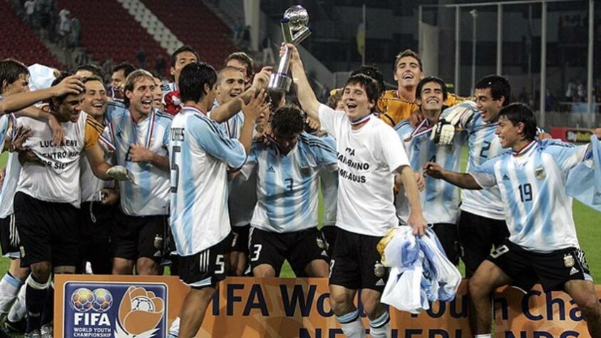 Mundial Sub-20 da Holanda - 2005: o primeiro torneio em que a Argentina contou com Messi foi no Mundial Sub-20, disputado na Holanda. Mesmo jovem, ele foi o cara da Albiceleste na competição, marcando seis gols (um contra o Brasil, na semifinal, e dois contra a Nigéria na final). Messi foi eleito o melhor jogador da decisão e ainda faturou a Bola de Ouro do torneio conquistado pelo Argentina.