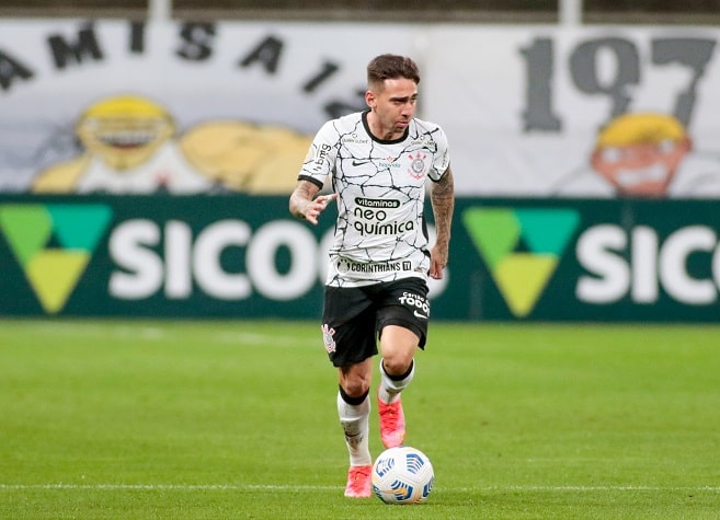 Em mais um partida constrangedora do Corinthians na Neo Química Arena, a equipe foi derrotada de virada, por 2 a 1, pelo Red Bull Bragantino. Como de costume, Gustavo Mosquito foi destaque do jogo, com passe para Roni marcar o gol corintiano. Confira as atuações na galeria a seguir: