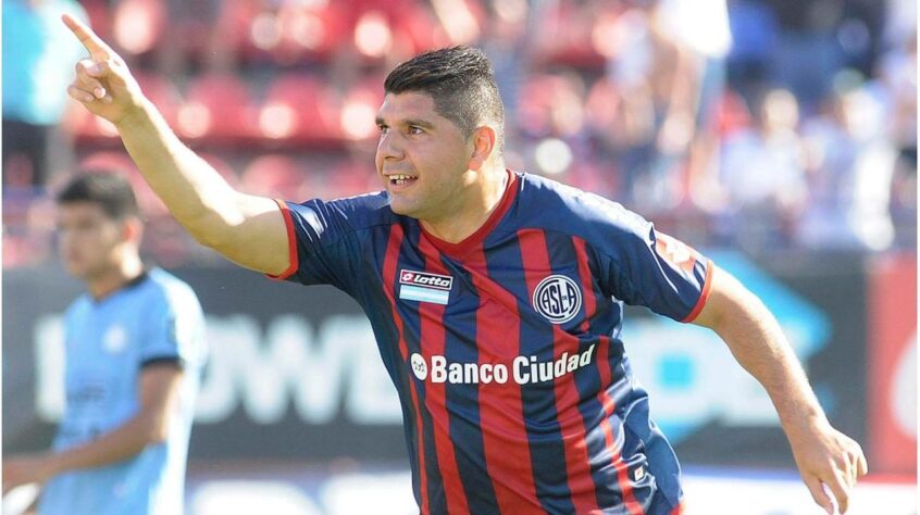 FECHADO - Se o San Lorenzo busca o seu técnico para a próxima temporada, a diretoria não deixa de reforçar a equipe e sacramentou a chegada de Néstor Ortigoza. Aos 36 anos, o volante está de volta ao Ciclón, clube que marcou a sua carreira e que ostenta um lugar na galeria de ídolos da torcida.