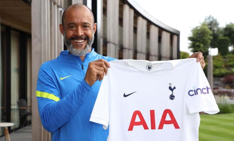 FECHADO - O Tottenham anunciou nesta quarta-feira o seu novo treinador. Trata-se do português Nuno Espírito Santo, de 47 anos, que deixou o Wolverhampton ao final do Campeonato Inglês. O lusitano chega para substituir seu compatriota José Mourinho, que foi demitido do clube londrino em abril. Em comunicado no site oficial, os Spurs informaram que o contrato de Nuno Espírito Santo será de duas temporadas, até junho de 2023. O ex-goleiro ficou por quatro anos nos Wolves, tirou o time da segunda divisão inglesa e chegou a classificar o clube para as quartas de final da Liga Europa 2019/20.