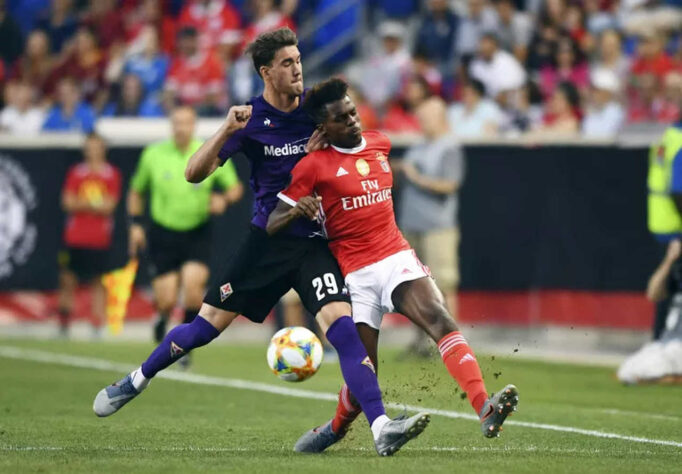 ESQUENTOU - O Arsenal conversa com os empresários de Nuno Tavares, lateral esquerdo do Benfica, segundo Fabrizio Romano. O ala tem contrato com o clube português até 2024, mas dá prioridade ao time inglês por ter o sonho de jogar na Premier League e os termos pessoais não serão uma barreira na transferência.