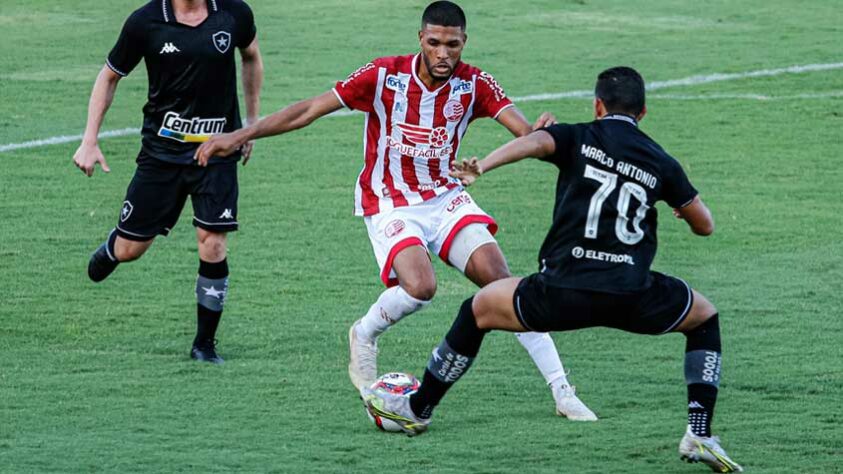 Neste domingo, o Botafogo perdeu de 3 a 1 para o Náutico, nos Aflitos. Felipe Ferreira conseguiu empatar para o Alvinegro mas pênalti causado por Paulo Victor definiu a vitória do Timbu. É a primeira derrota do time na competição.Confira a nota dos jogadores a seguir.